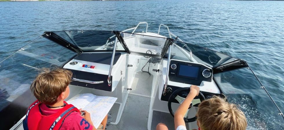 Båtkörning och navigering på läger med KMK:U