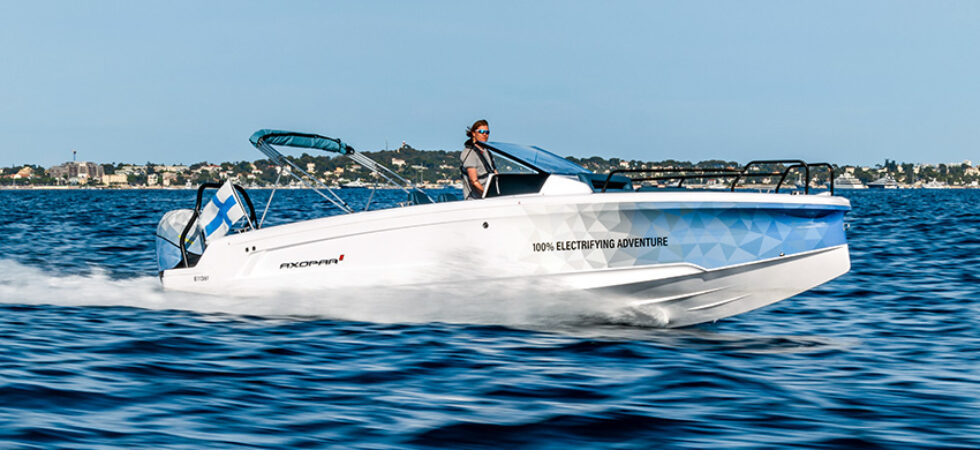 Axopar lanserar eldriven 25-fots sportbåt i Cannes
