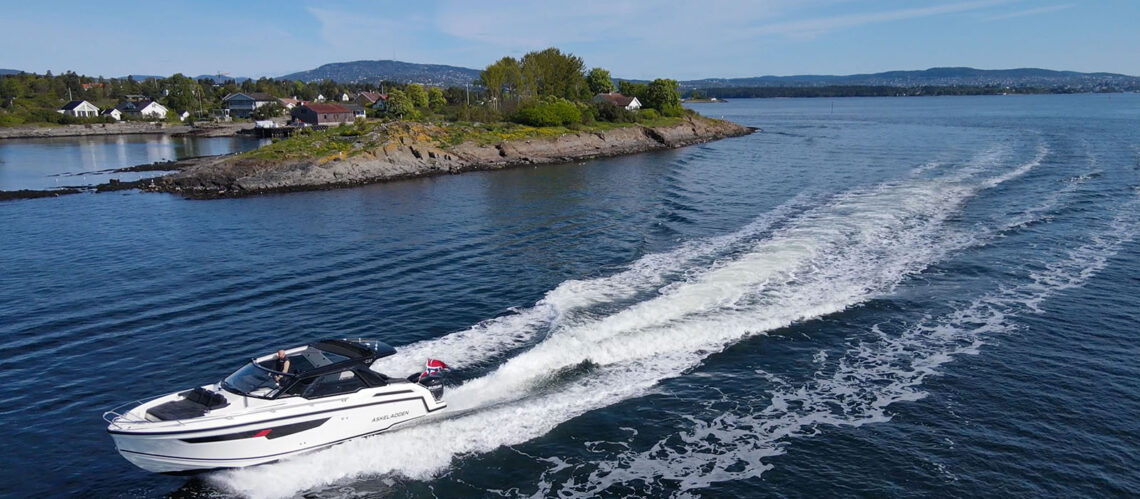 Motorbåt i skärgården.