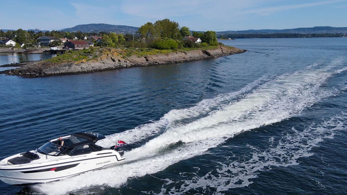 Motorbåt i skärgården.