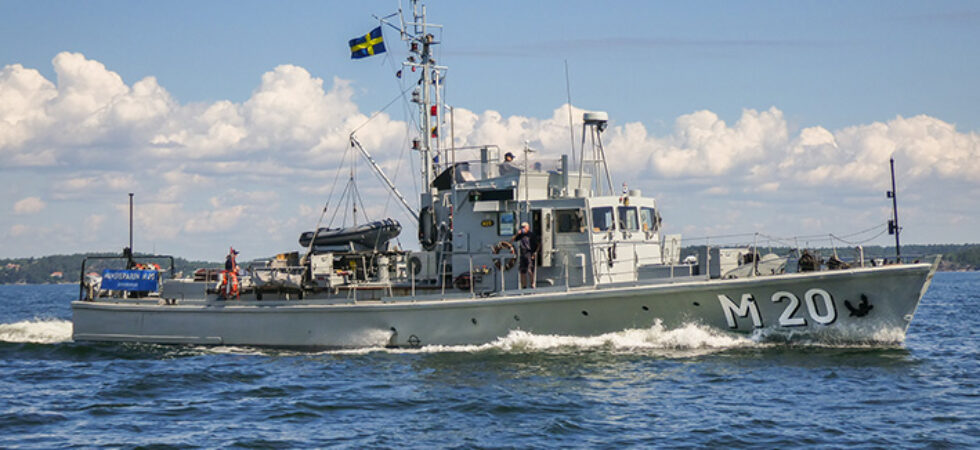 Konvoj på Göta kanal med välkända träbåtar