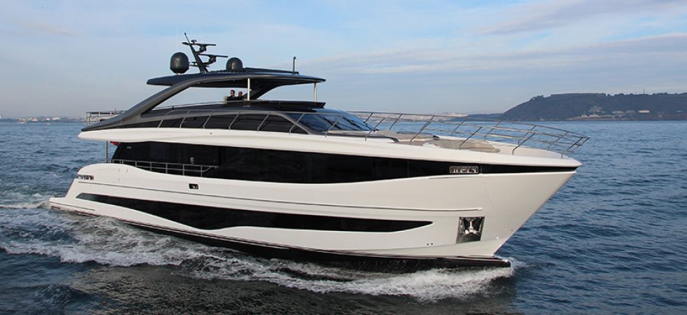 95 fots yacht med extremt många hytter