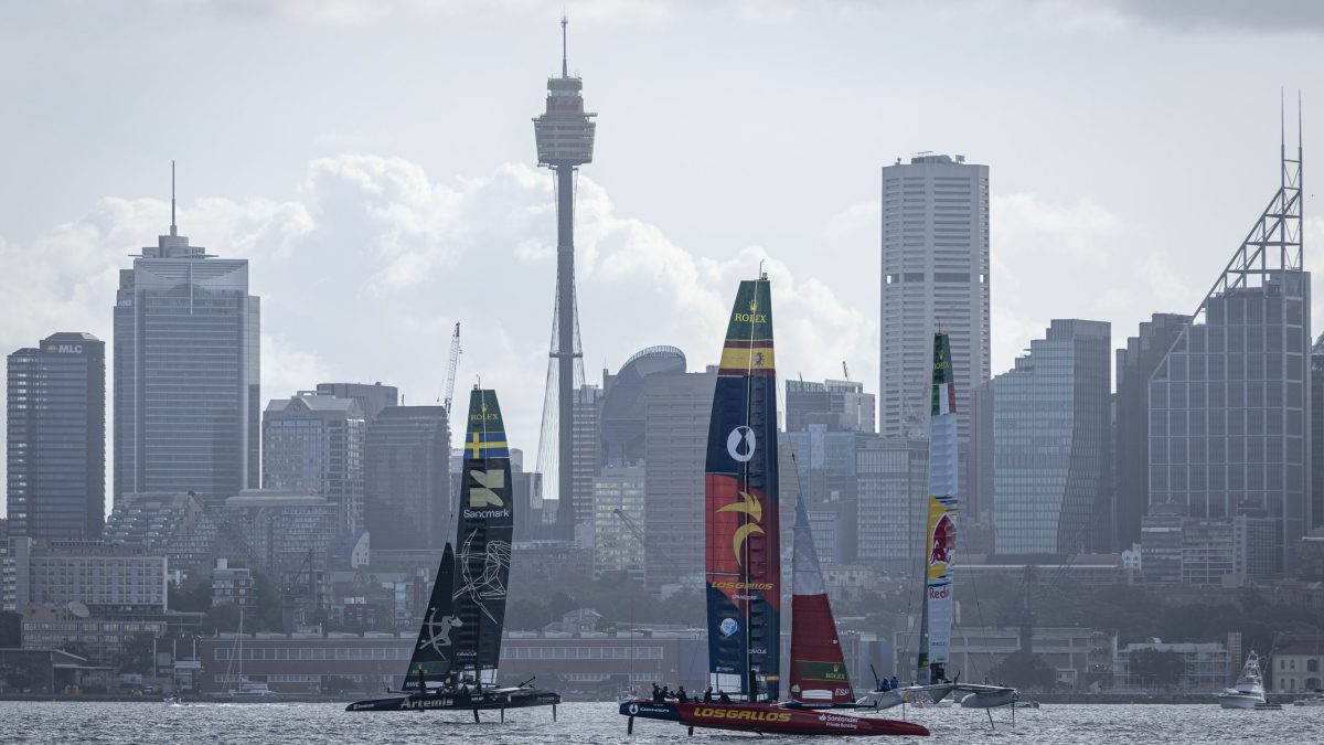 Artemis trea efter svängig dag i Sydney