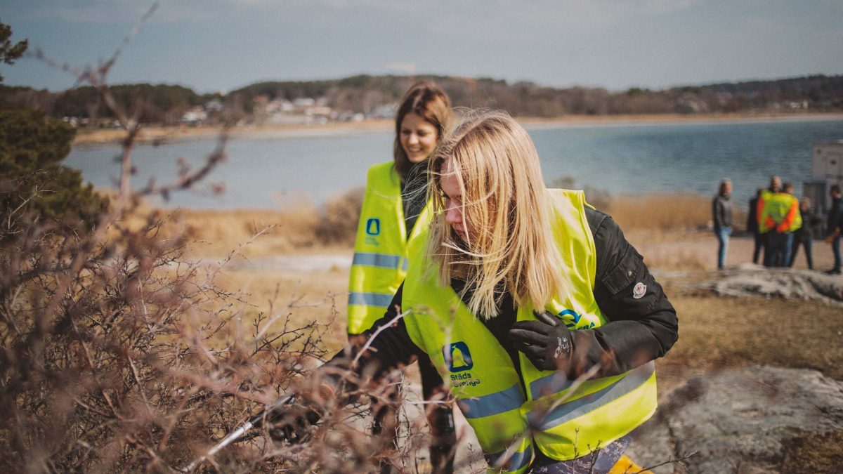 Idrottsungdomar städar skräpig västkust efter stormig höst och vinter