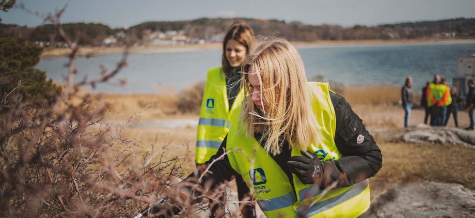 Idrottsungdomar städar skräpig västkust efter stormig höst och vinter