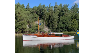 Träbåt med vitt skrov.