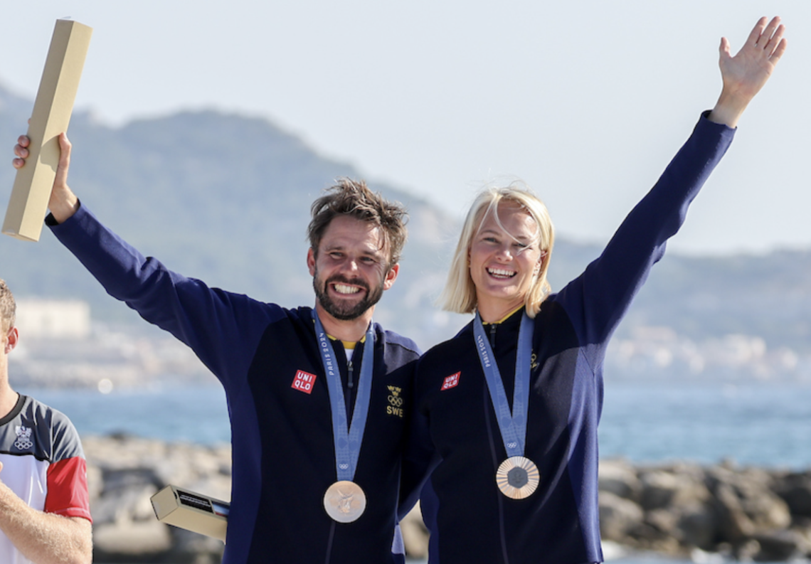 En kvinna och en man med var sin bronsmedalj om halsen.