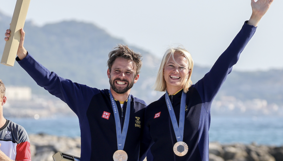 En kvinna och en man med var sin bronsmedalj om halsen.