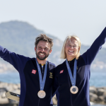 En kvinna och en man med var sin bronsmedalj om halsen.