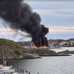 Det brinner i ett flertal båtar i en småbåtshamn.