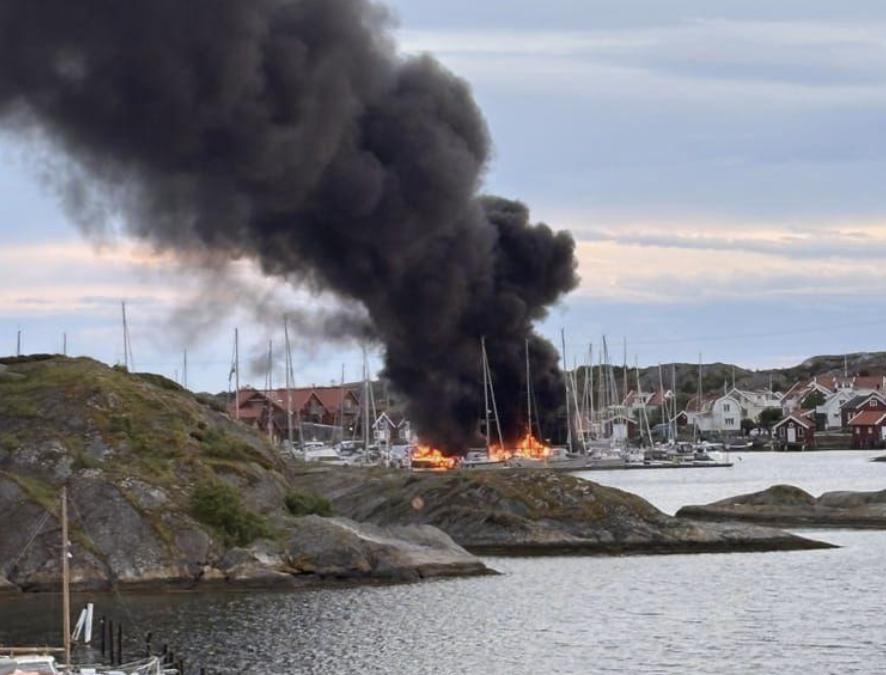 Det brinner i ett flertal båtar i en småbåtshamn.