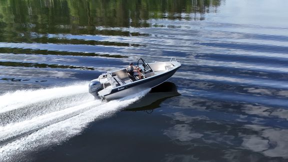 En mindre, öppen motorbåt i fart till sjöss.