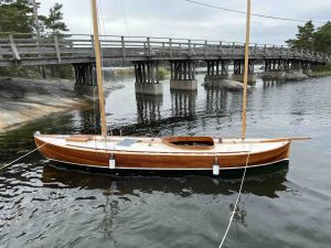 Smal segelbåtsliknande "jaktkanot".