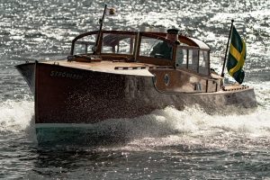 Motorträbåt med överbyggnad till sjöss.
