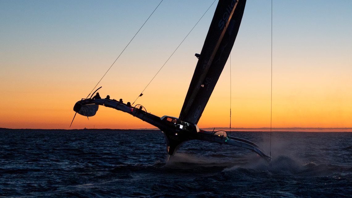 Trimaran i soluppgång.