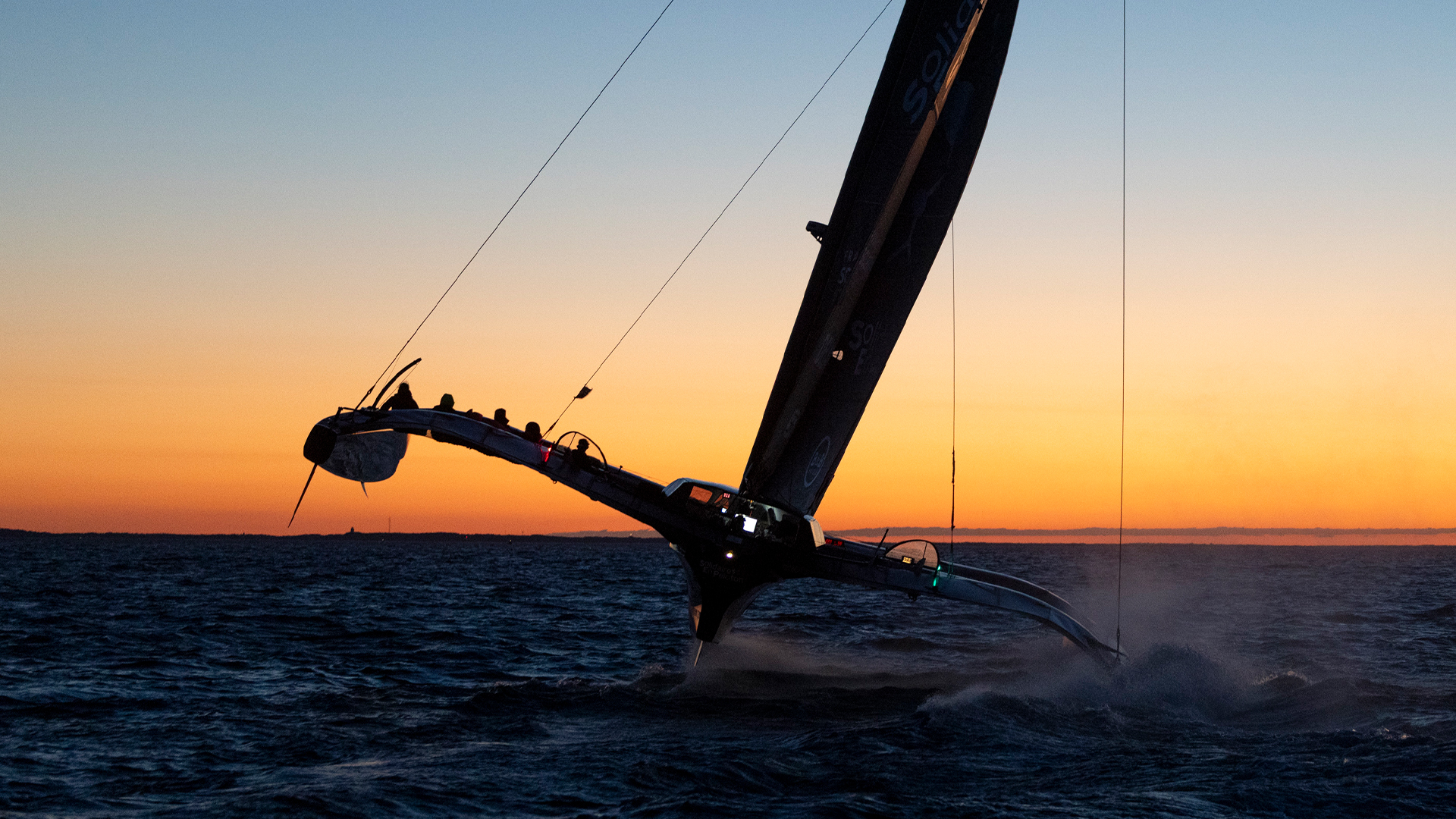 Trimaran i soluppgång.
