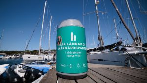 Pantkärl på en brygga.