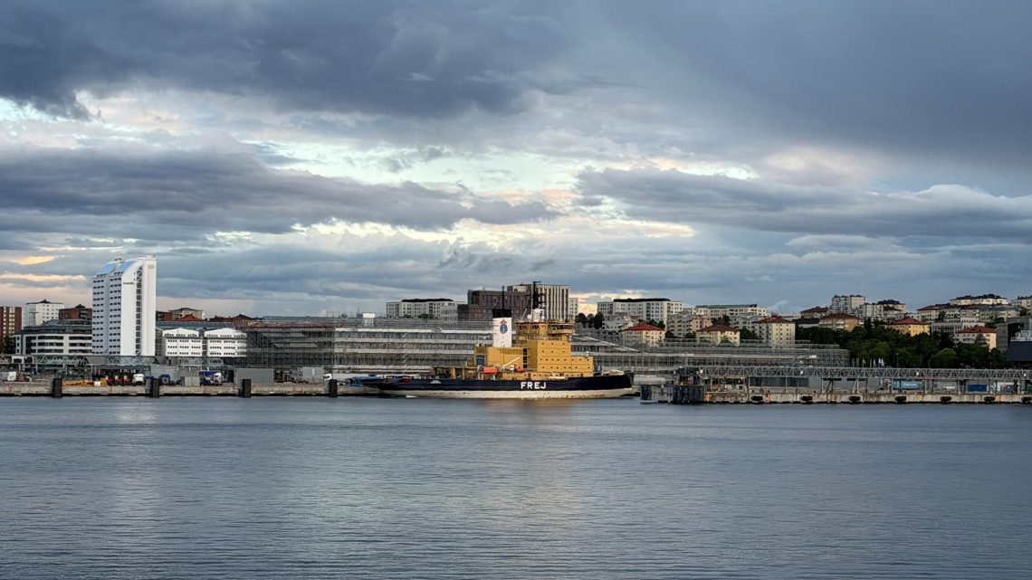 Isbrytaren Frej på plats i Värtahamnen.