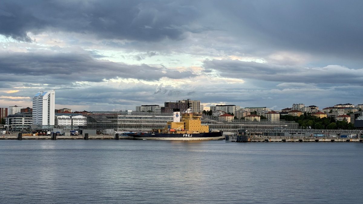 Isbrytaren Frej på plats i Värtahamnen.