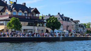 Människor på en kaj.