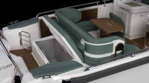 Renderad bild av akterdäck på en motorbåt. Gröna sittkuddar och detaljer.