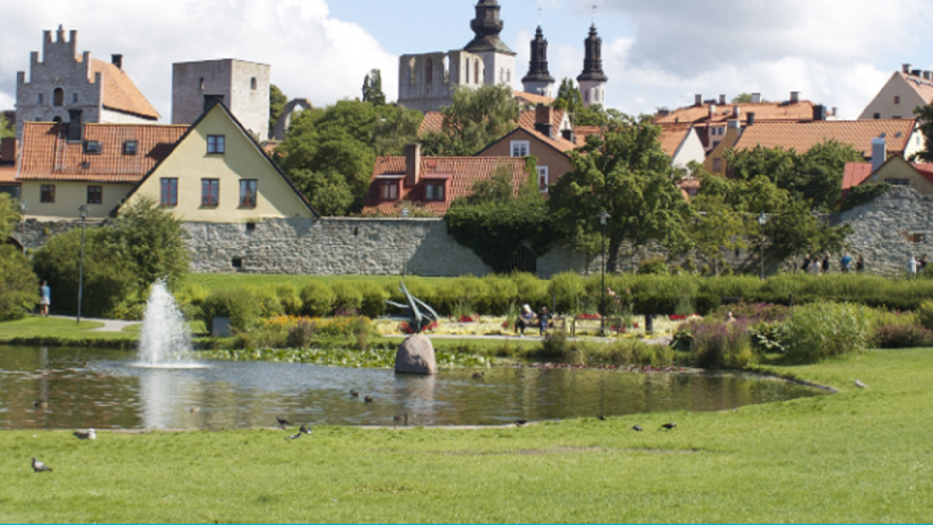 Bild på en del av Almedalen i Visby.
