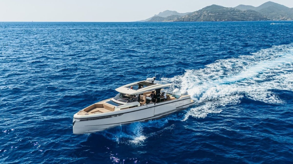 Rendering av en motorbåt med smal design till havs.