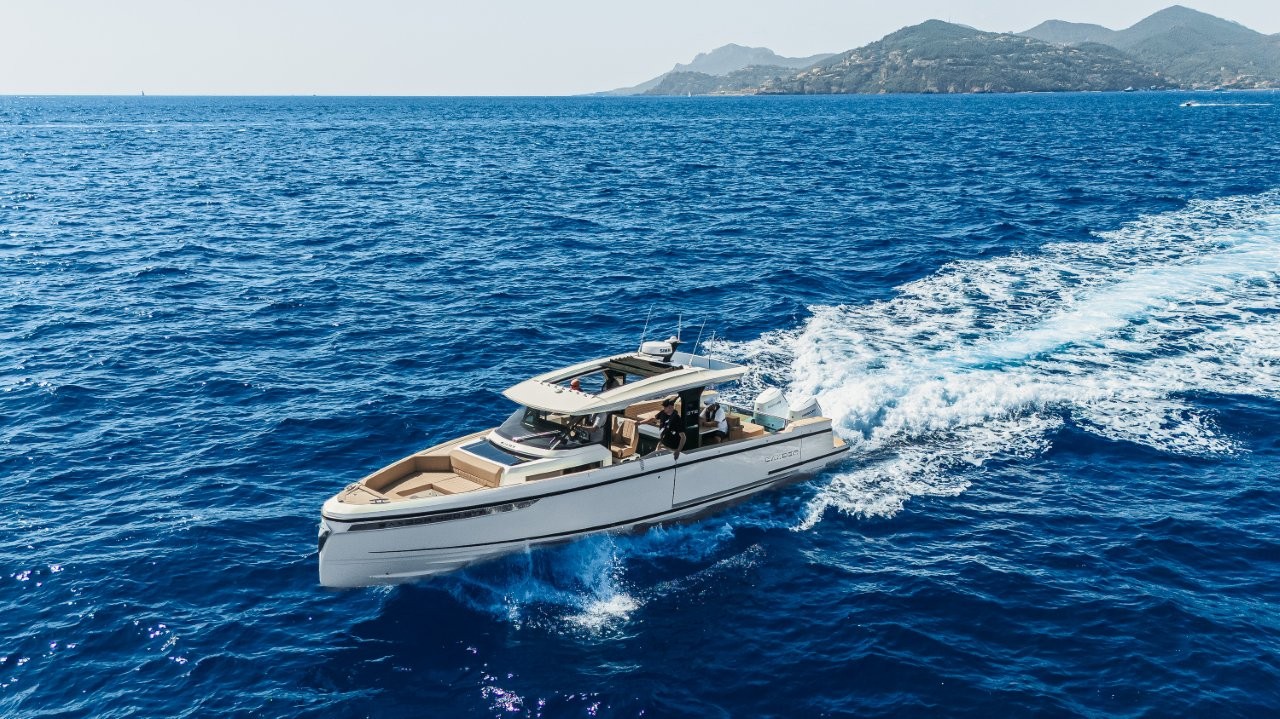 Rendering av en motorbåt med smal design till havs.