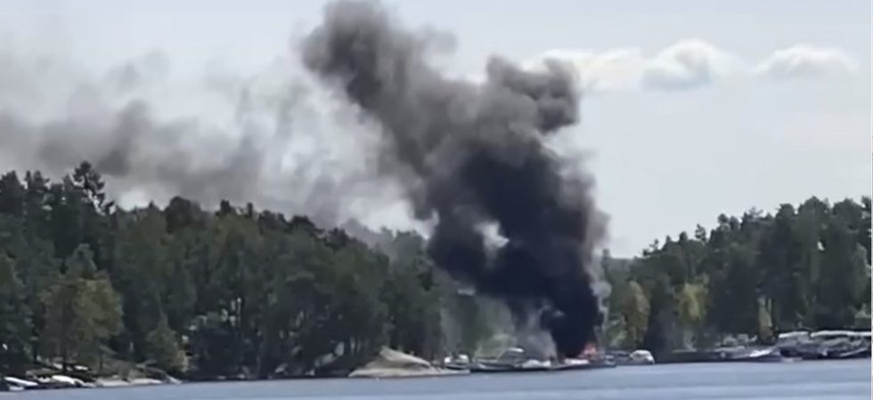 Kraftig brand i småbåtshamn i Lennartsfors