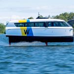 En liten färja på bärplan som forsar fram i skärgården.