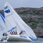 Två segelbåtar nära varandra under segling. Båda lutar kraftigt.