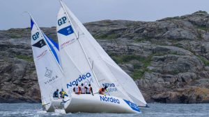 Två segelbåtar nära varandra under segling. Båda lutar kraftigt.