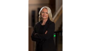 Blond kvinna i svart kavaj.