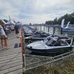 En mängd mindre motorbåtar vid en brygga.