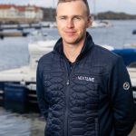 Man med väst som det står Nextlive på.