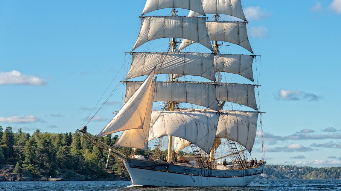 Stort segelfartyg i skärgården.