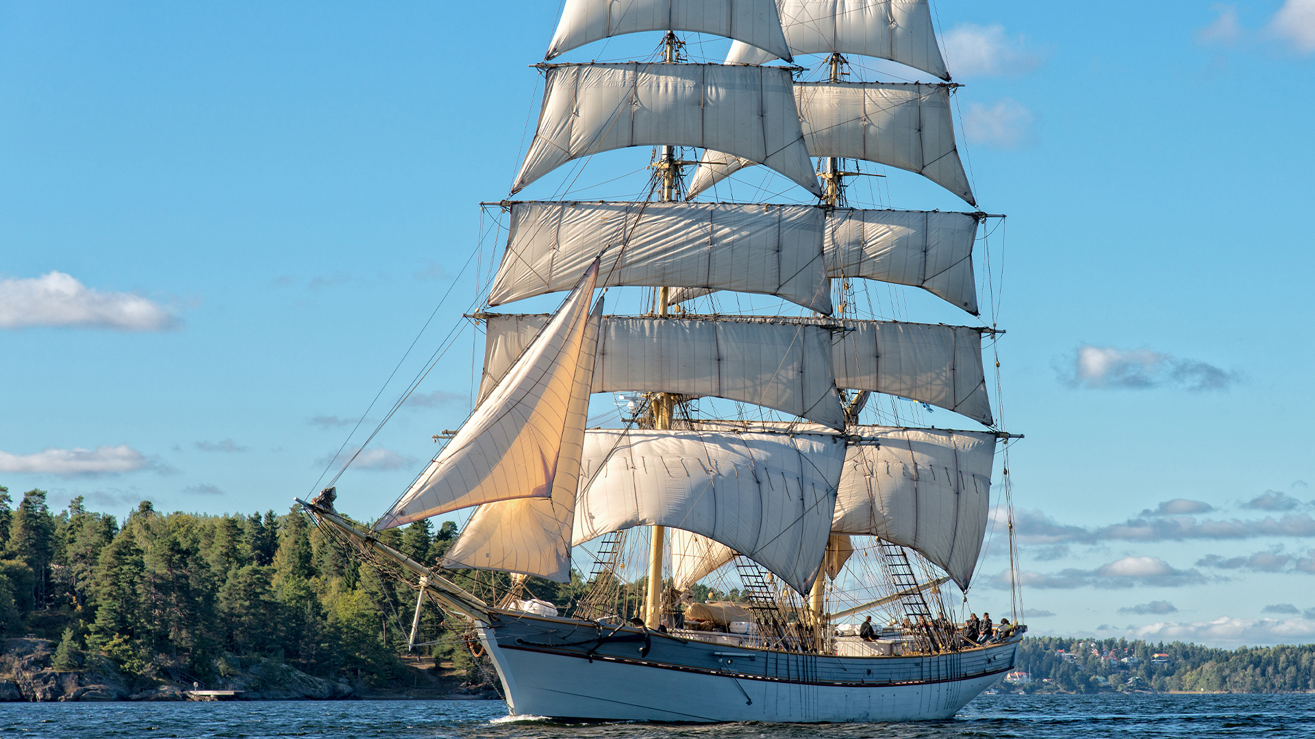Stort segelfartyg i skärgården.