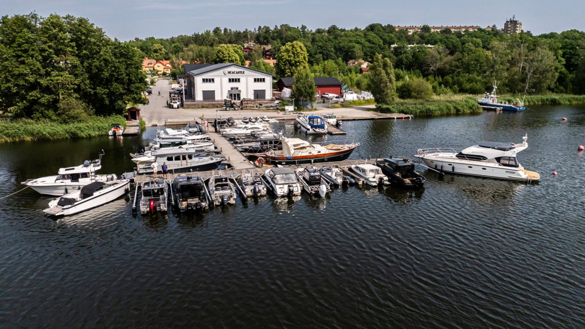 Ett antal båtar vid några bryggor vid ett småbåtsvarv.