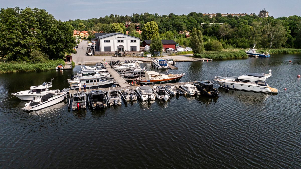 Ett antal båtar vid några bryggor vid ett småbåtsvarv.