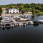 Ett antal båtar vid några bryggor vid ett småbåtsvarv.