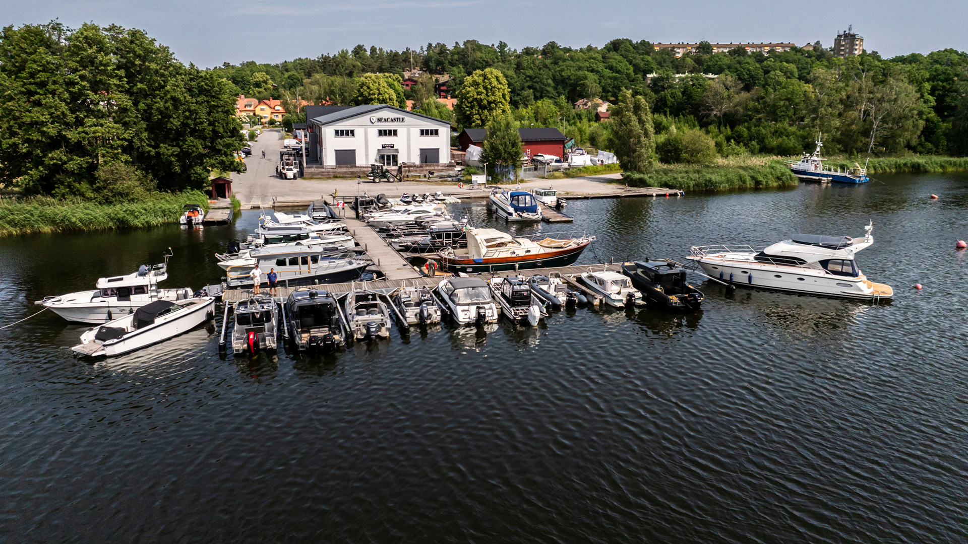 Ett antal båtar vid några bryggor vid ett småbåtsvarv.
