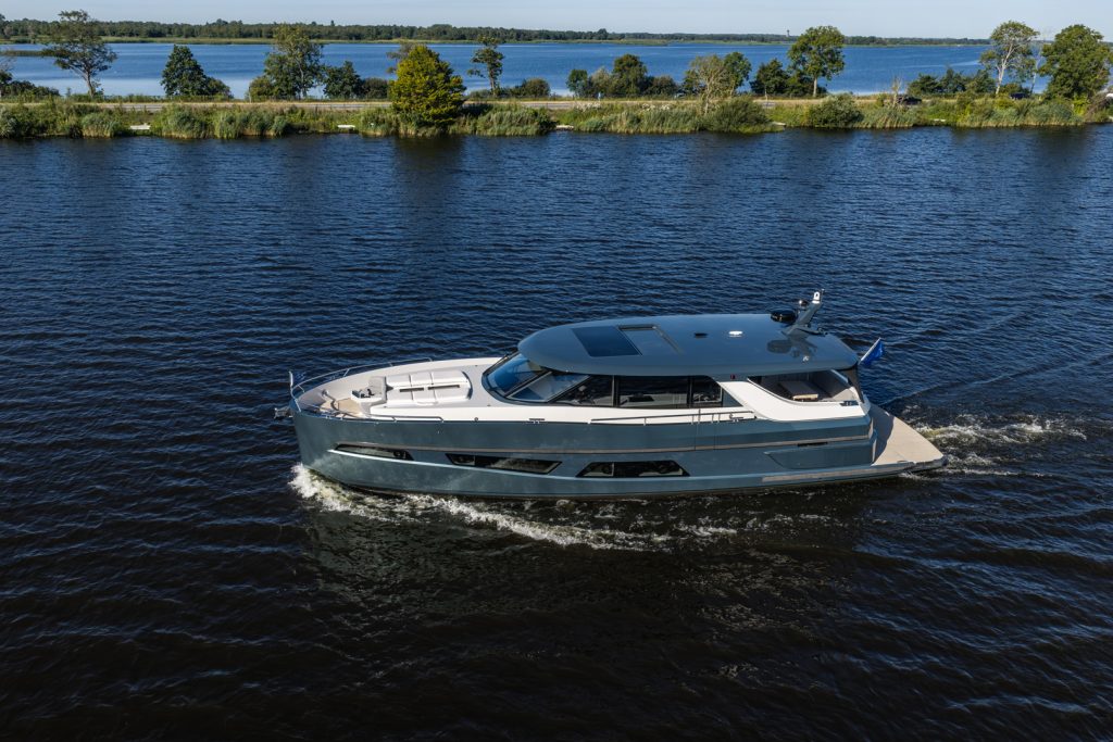Större motorbåt som kör i en kanal.