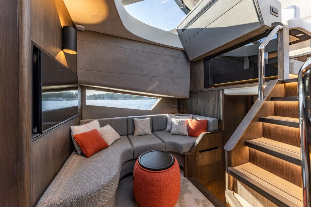 Interiör på en lyxig större motorbåt av yacht-typ.