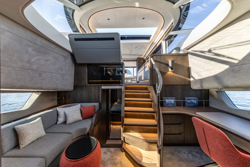 Interiör i en yacht, med en trappa upp till förarplatsen och salongen.