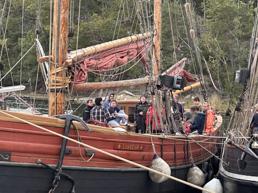 Besättning ombord på en segelskuta för ankar.