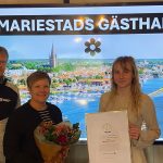 Tre personer, en man och två kvinnor, framför en bildskärm som det står "Mariestads gästhamn" på.