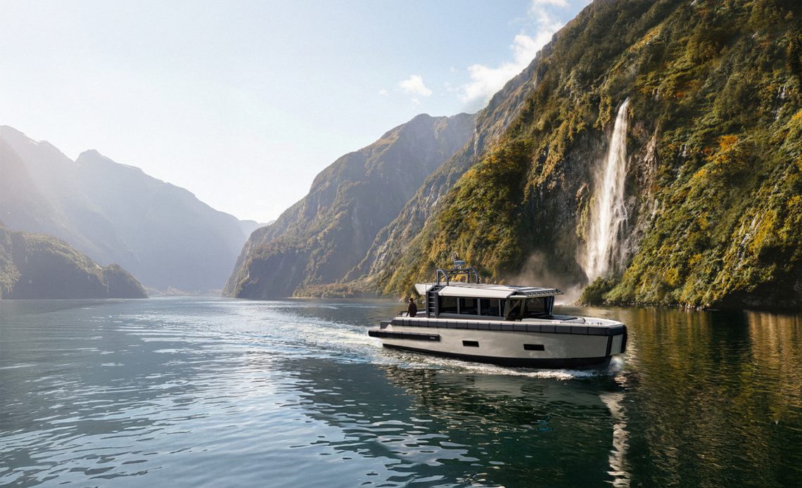 Rendering av en större aluminiumbåt som glider fram på en fjord. Höga, branta berg runt om.