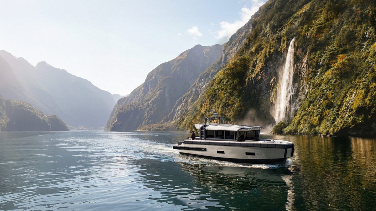 Rendering av en större aluminiumbåt som glider fram på en fjord. Höga, branta berg runt om.