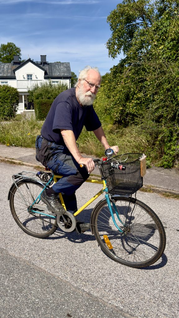 En äldre man som cyklar.