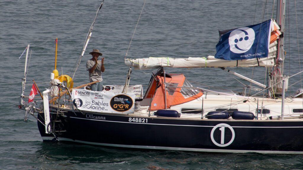 En man ombord på en segelbåt, utrustad för långsegling.